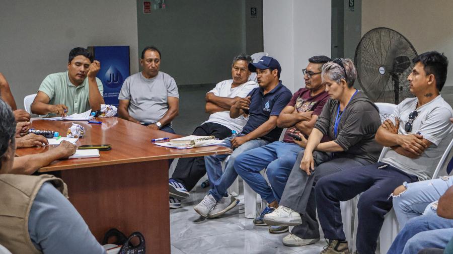 Reunión con operadores de maquinaria pesada y operadores de bocatomas